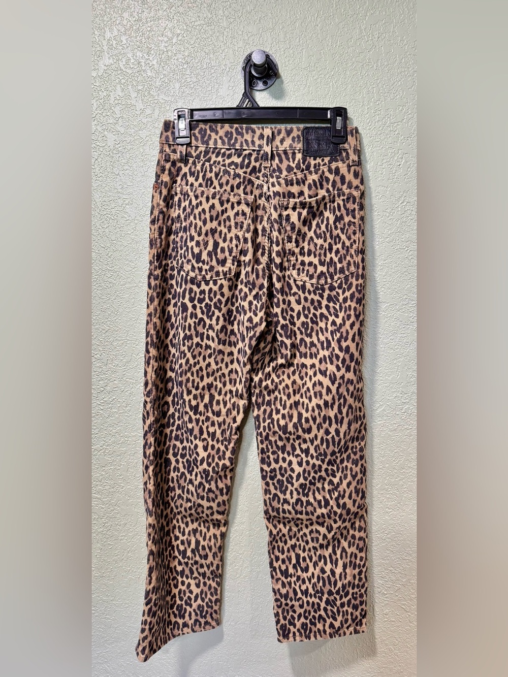 Levi's Straight Leg Leopard Print Pants in Tan and Black 27 - Picture 4 of 6